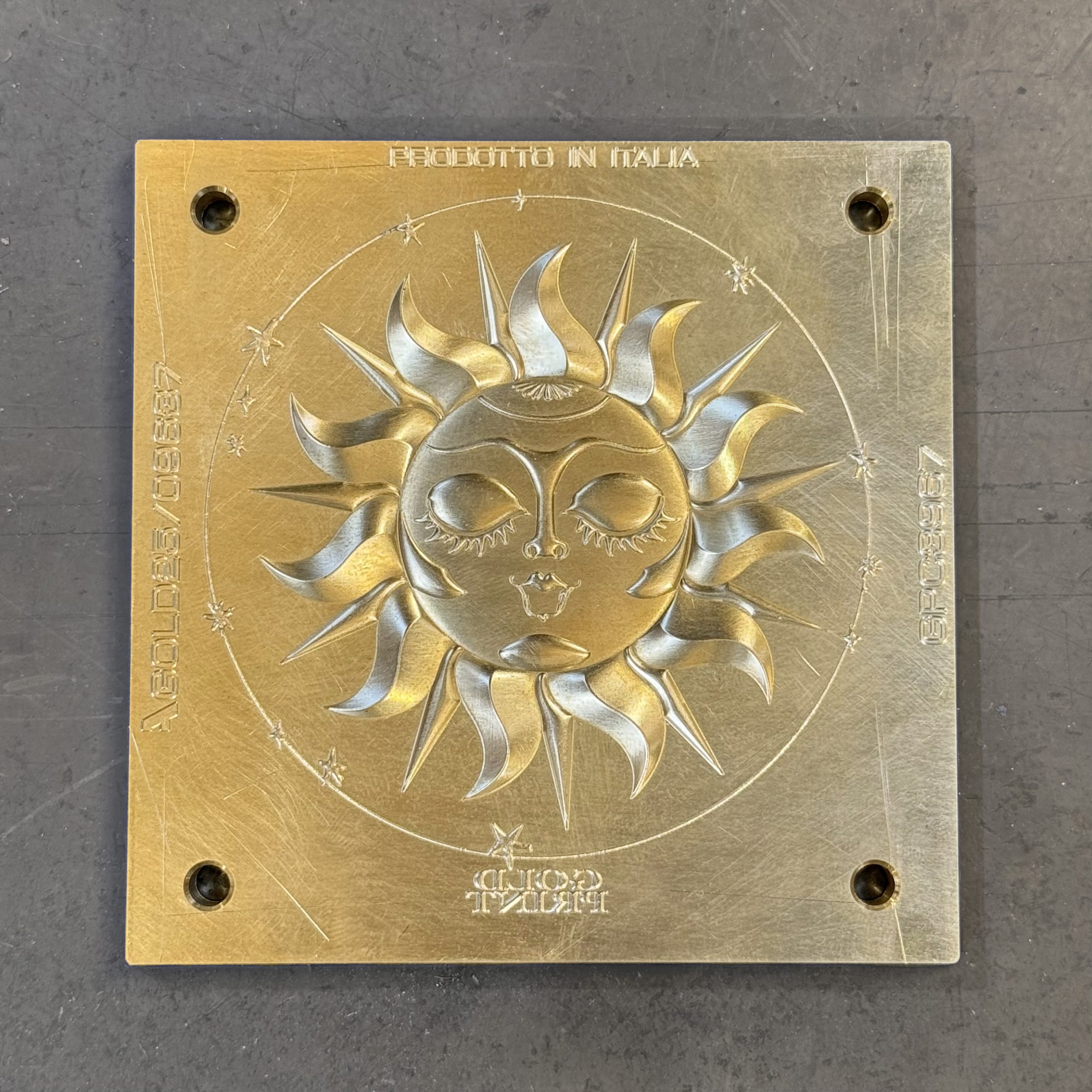 rilievo sole in ottone